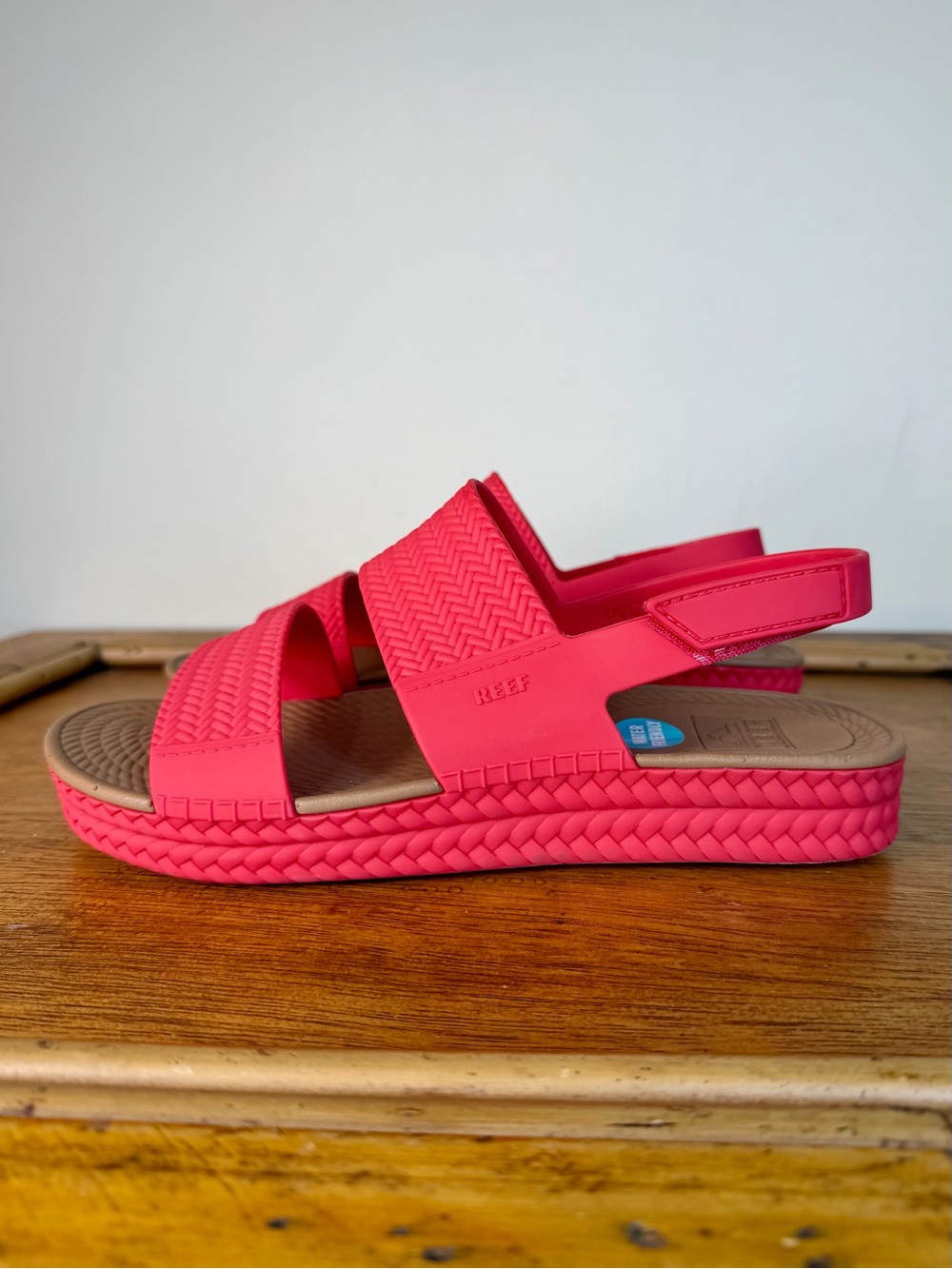 NEW Reef Water Vista Sandals Size 7 Hibiscus Pink